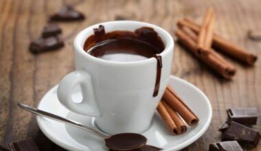 Sıcak çikolata, üretilen ilk çikolata ürünüdür